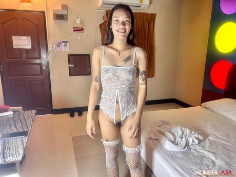 亞洲美女 Nung 在陰道性交前赤身裸體，穿著白色絲襪