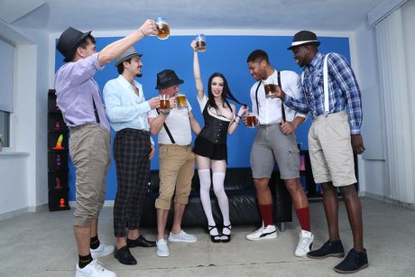 毀滅性的美國黑髮安娜·德維爾穿著白色絲襪被輪姦