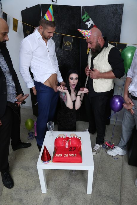 迷人的美國黑髮美女安娜·德維爾在狂野的四人組中被輪姦