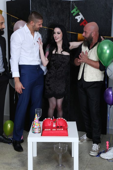 Perfekt amerikansk mørkhåret Anna De Ville bliver dobbeltkneppet under et gruppesex