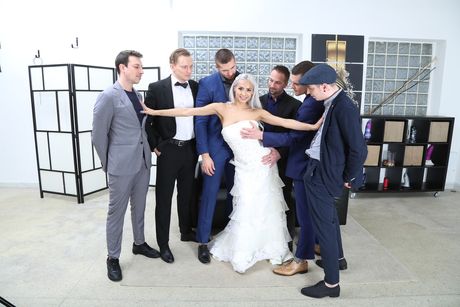 身材苗條的哥倫比亞金髮女郎 Veronica Leal 穿著婚紗被輪姦