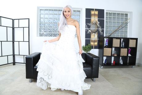 身材苗條的哥倫比亞金髮女郎 Veronica Leal 穿著婚紗被輪姦