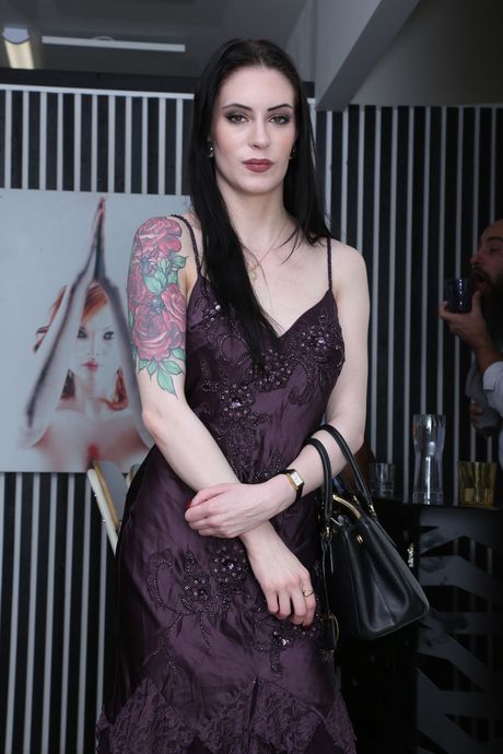 Tattooed american pornstar Anna De Ville gets gangbanged in a wild interracial