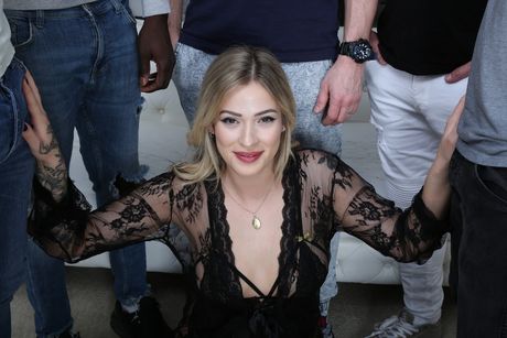 金髪チェコのポルノスター、リア・サンが乱交中にダブルファックされる