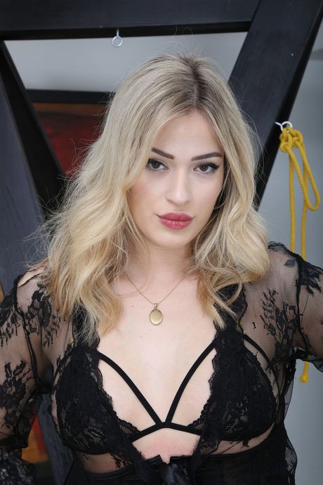 Blond tjekkisk pornostjerne Ria Sunn får dobbelt penetration i et gruppesex