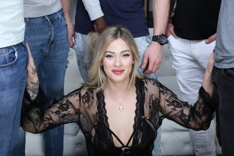 金髪チェコのポルノスター、リア・サンがギャングの5人の白人チンポに犯される