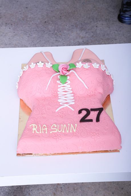 Dejlig tjekkisk blondine Ria Sunn bliver dobbelt kneppet under et gangbang