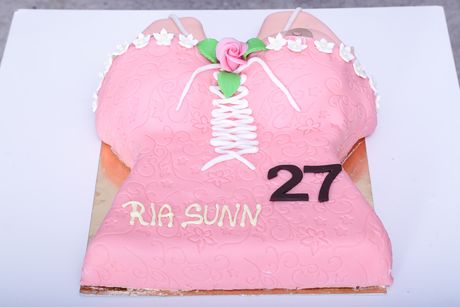 Blonde tjekkiske pornostjerne Ria Sunn bliver dobbeltkneppet under et gruppesex