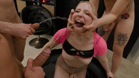 金髪のロシア人少女クラ・ヴィバーンが網タイツ姿で輪姦される