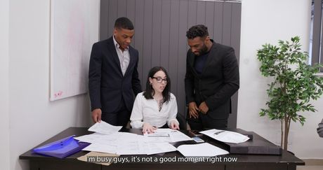 Mørkhåret italiensk sekretær Giada Sgh bliver dobbeltkneppet af sine sorte kolleger