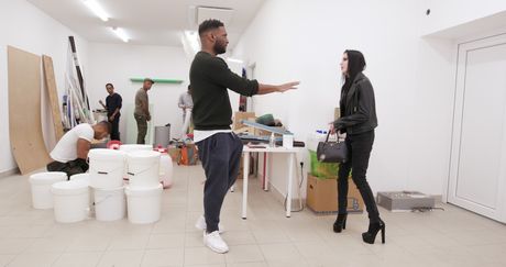 性感的美國黑髮美女安娜·德維爾在群交中被雙重操