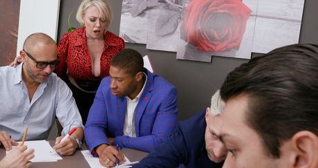 Gangbang with a blonde MILF Dee Williams and her hot friends