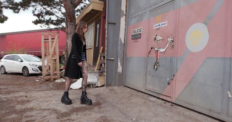 美しいカナダ人少女エデン・アイビーが倉庫で黒人男たちに輪姦される