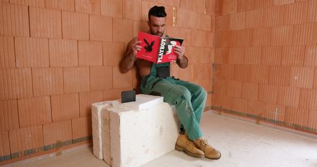 黑髮女孩 Emily Pink 在倉庫裡被黑人輪姦