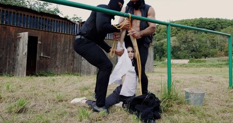 可愛的病人安娜·德維爾在倉庫裡被輪姦