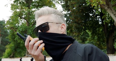 可愛的病人安娜·德維爾在倉庫裡被輪姦