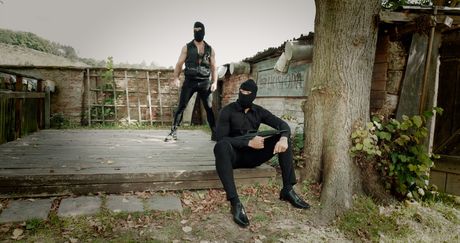 可愛的病人安娜·德維爾在倉庫裡被輪姦