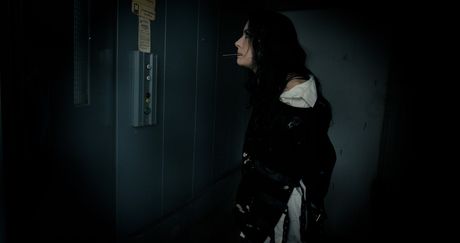 可愛的病人安娜·德維爾在倉庫裡被輪姦