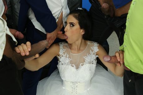 素敵なコロンビアのブルネットのアリシア・トレスはウェディングドレスを着て輪姦される