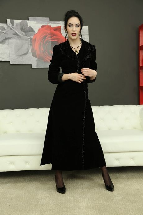 淫蕩的安娜·德維爾 (Anna De Ville) 與黑人男子進行跨種族群交