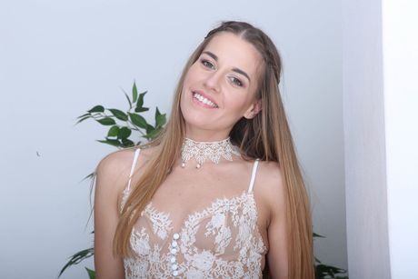 Den slanke tjekkiske Eveline Dellai bliver dobbeltkneppet af en sort mænd i en gruppebang