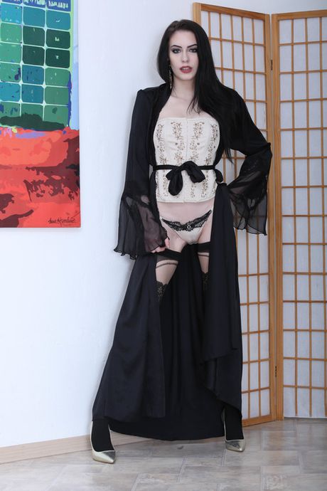 才華洋溢的美國黑髮美女安娜·德維爾在群交中被雙重操弄