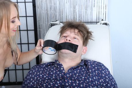 金髪のロシア人カバーガール、キラ・ソーンが地下室の檻の中で輪姦される