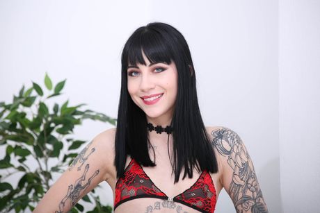 Mørkhåret pige Charlotte Sartre bliver dobbelt kneppet under interracial sex