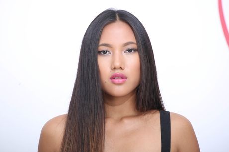 亞洲美女 May Thai 在滿是黑屌的房間裡被輪姦