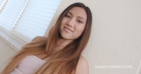 長髪のアジア人少女マイ・タイが黒人男たちにダブルファックされる