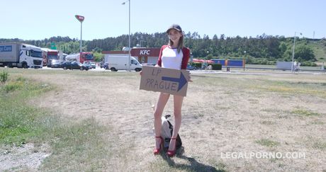 嬌小的美國少女 Angell Smalls 在群交中被黑人男子雙重操弄