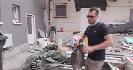 Mørkhåret amerikansk, græsk pornostjerne Kaitlyn Katsaros bliver dobbelt penetreret i et gruppesex