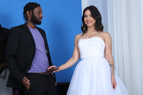 黒髪のレナ・コックスは白いストッキングを履いた黒人男性にダブルファックされる