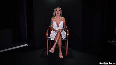 金髮亞洲女孩 Linda Lan 透過光榮洞吸吮雞巴