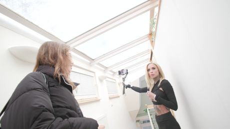 素晴らしいカナダの赤毛のエデン・アイビーはクリスマスパーティーでダブルファックされる