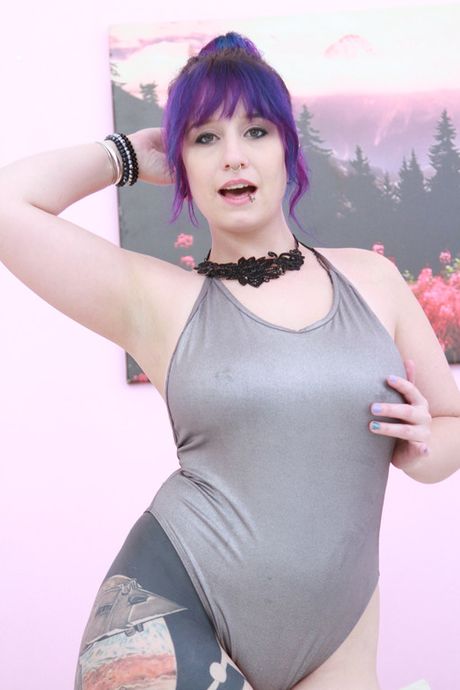 Sexy purple haired Proxy Paige strips and demonstrates her huge ass and tits
