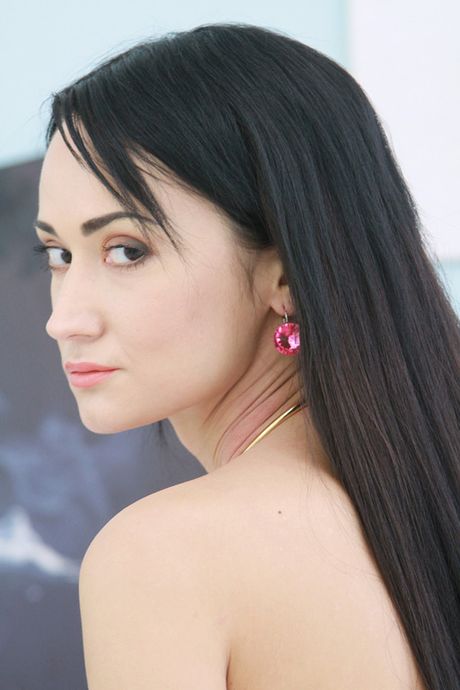 驚豔的俄羅斯黑髮美女 Angie Moon 在四人組比賽中被四個男人雙重操