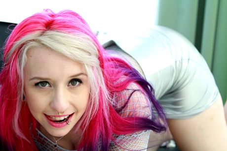 Pinkhåret pornostjerne Proxy Paige bliver dobbeltknyttet i et gruppesex