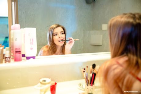 Brunette belgiske teenager Lina Roselina har sex med sin mandlige ven i en seng