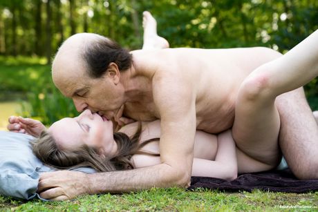 Nøgen russisk teenager Lina Mercury får sin fisse slikket og kneppet i parken