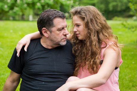 金髪のハンガリーのティーンバニーベイブは、屋外で彼女の猫を舐められ、チンポを犯される