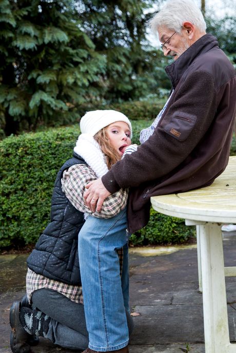 Lyshåret ungarsk pige Bunny Babe bliver nøgen på en bænk før et knepp i sneen