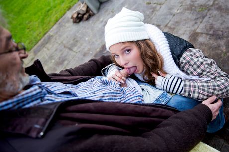 Lyshåret ungarsk pige Bunny Babe bliver nøgen på en bænk før et knepp i sneen