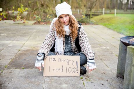 Lyshåret ungarsk pige Bunny Babe bliver nøgen på en bænk før et knepp i sneen