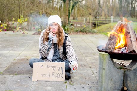 Lyshåret ungarsk pige Bunny Babe bliver nøgen på en bænk før et knepp i sneen