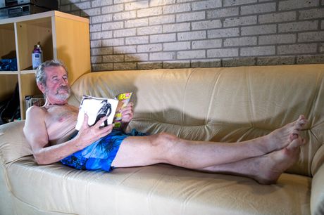 かわいいハンガリーのブロンドのデイジーケーキはプールボーイに彼女の猫を犯される