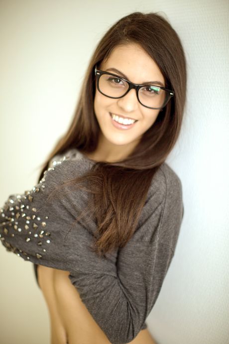 破壊的なスペインのスタンナー、カロライナ・アブリルは、彼女の猫を舐められ、ハングしたスタッドに叩かれます