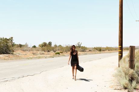 かなり可愛いアメリカ人のアリー・ヘイズは、彼女の猫とお尻を2本のチンポで犯される