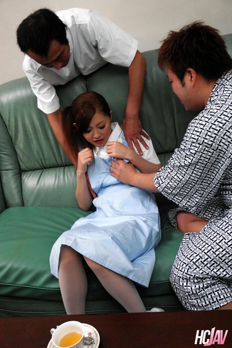 Asiatisk sygeplejerske Aya Suzuki får sin fisse fyldt i en trekant