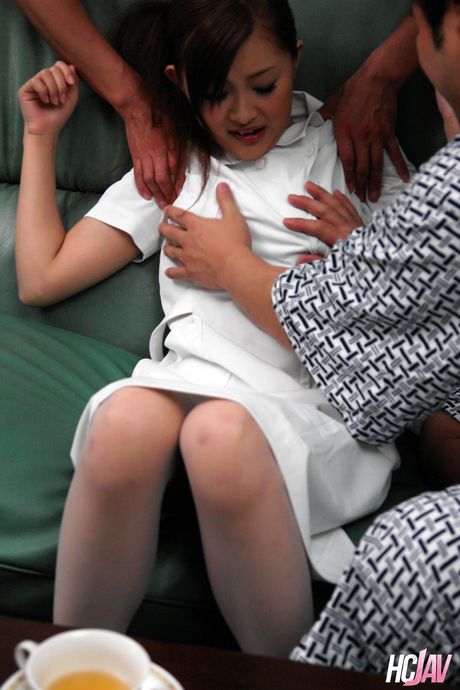 Asiatisk sygeplejerske Aya Suzuki får sin fisse fyldt i en trekant